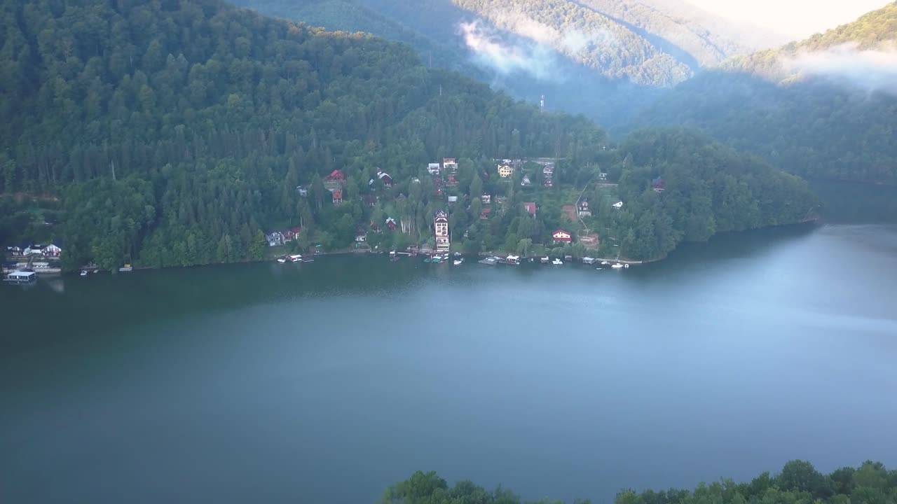 Case di un piccolo villaggio sulla riva del lago Tarnita, Romania, viste da drone
