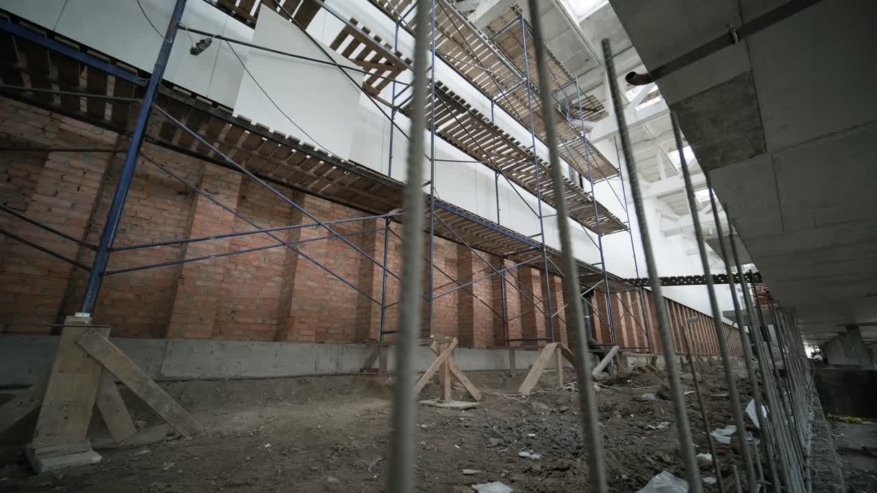 스카폴딩을 사용하여 건물을 건설하는 것