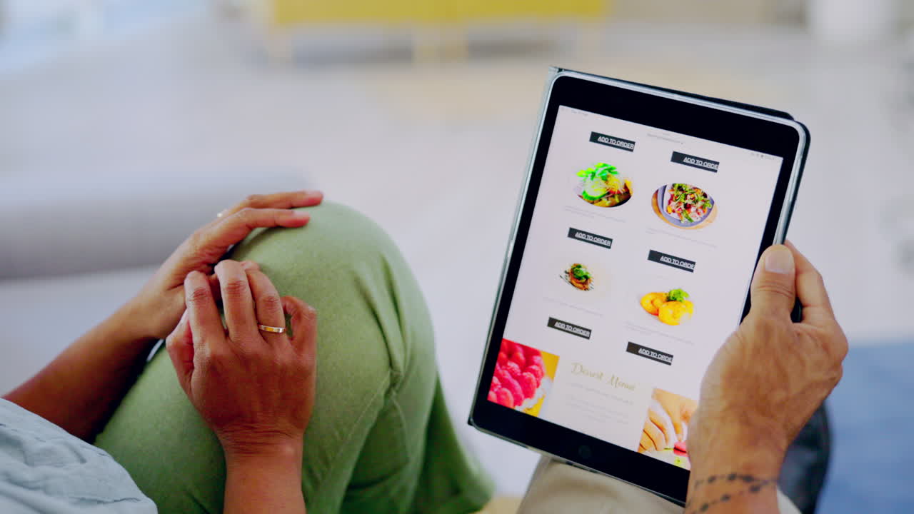 manos, tableta y compras en línea para parejas