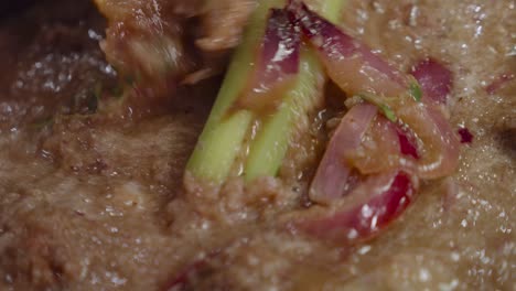 mezclar salsa alla genovese con pierna de res, rodajas de cebolla, apio y especias dentro de una olla profunda