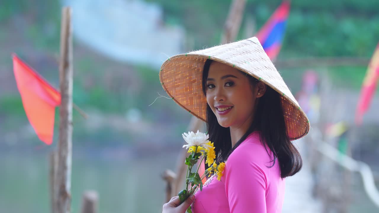 Vietnamese Woman With Traditional Vietnam Hat Pose And Smiling , Video In 4K