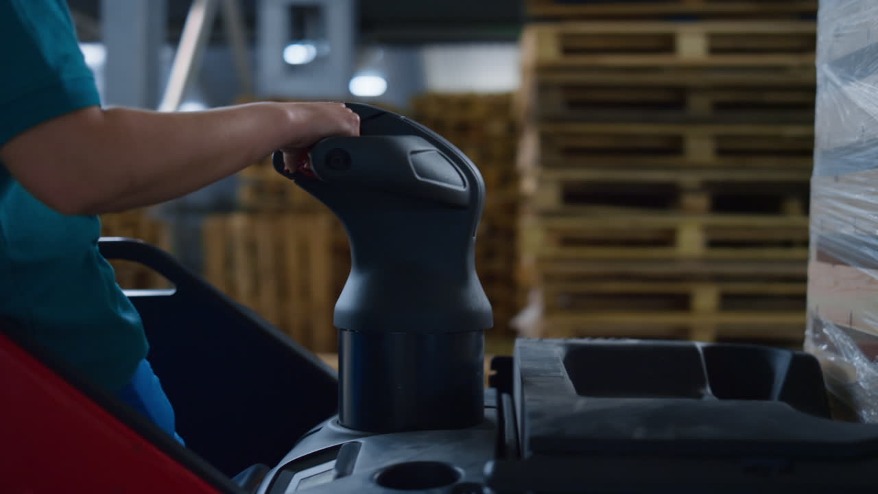 trabajador que conduce máquinas de almacén que transporta paletas de suministros de exportación que gestiona