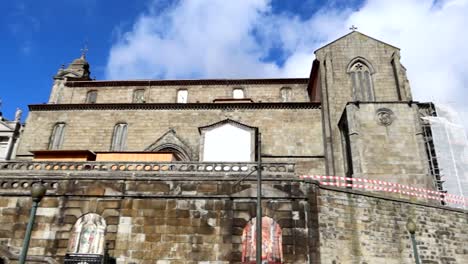 Pan-right-shot-of-Saint-Francis-Church-facade-under-maintenance,-Porto,-Portugal