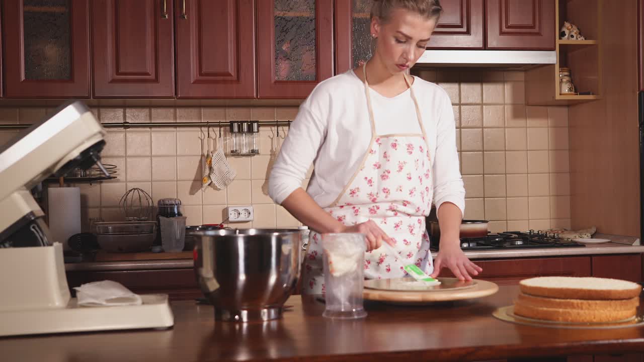 mujer horneando un pastel de capa