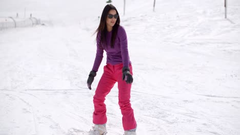 Mujer-Joven,-Posición,-Equilibrio,-En,-Un,-Snowboard