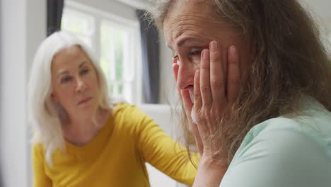animación de una anciana caucásica llorando durante una reunión del grupo de apoyo