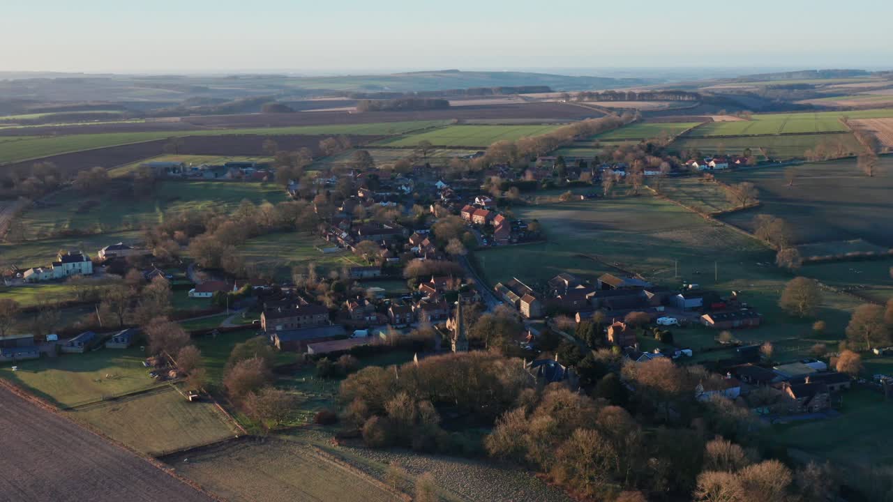 Bredt droneopptak av en landsby i Yorkshire