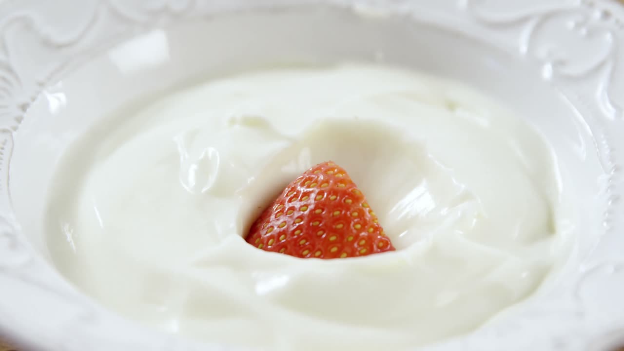 Morango caindo em chantilly