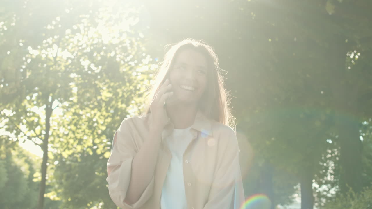 공원 에서 전화 로 이야기 하는 여자