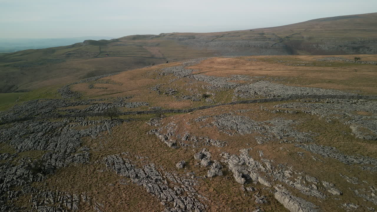 volando sobre páramos rocosos de yorkshire moors uk