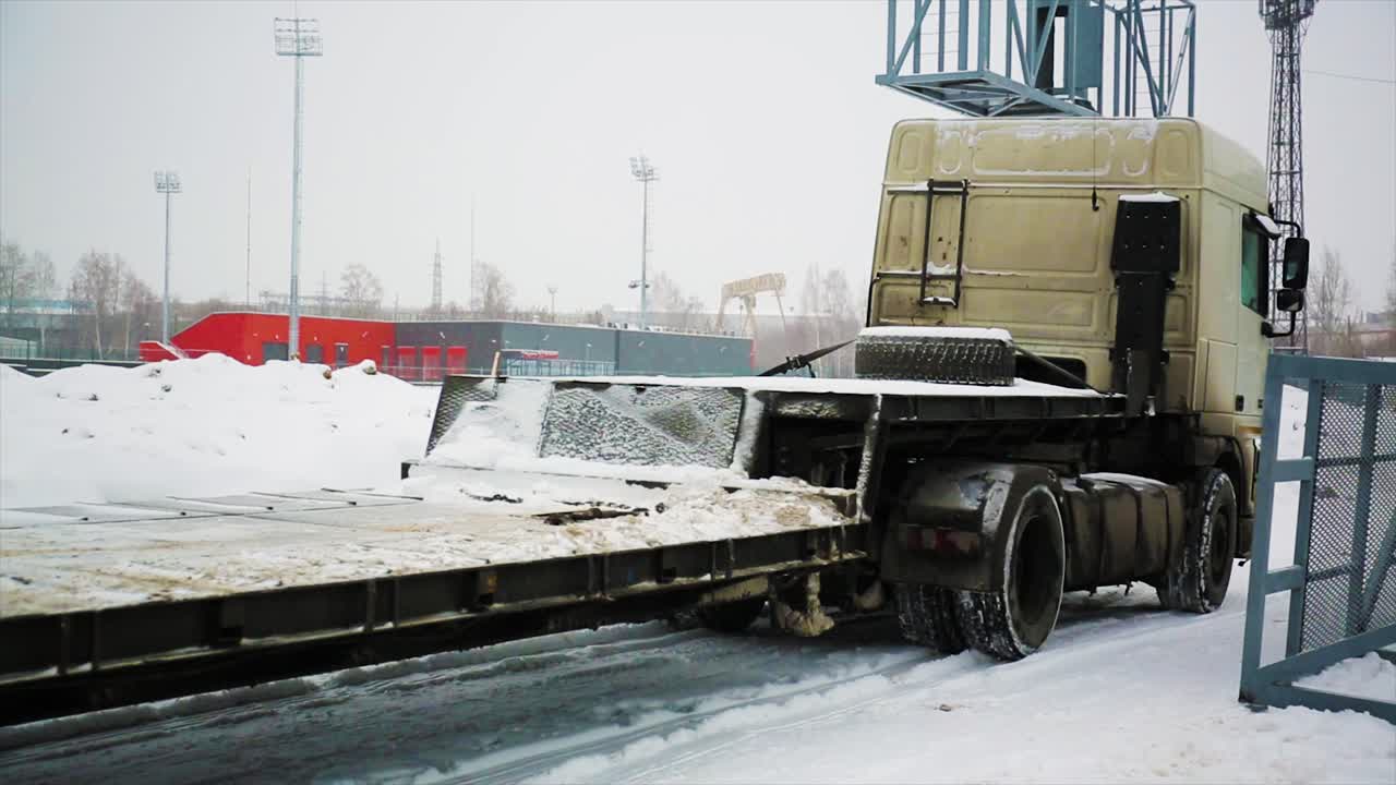 트럭과 트레일러가 눈이 내리는 상태에서