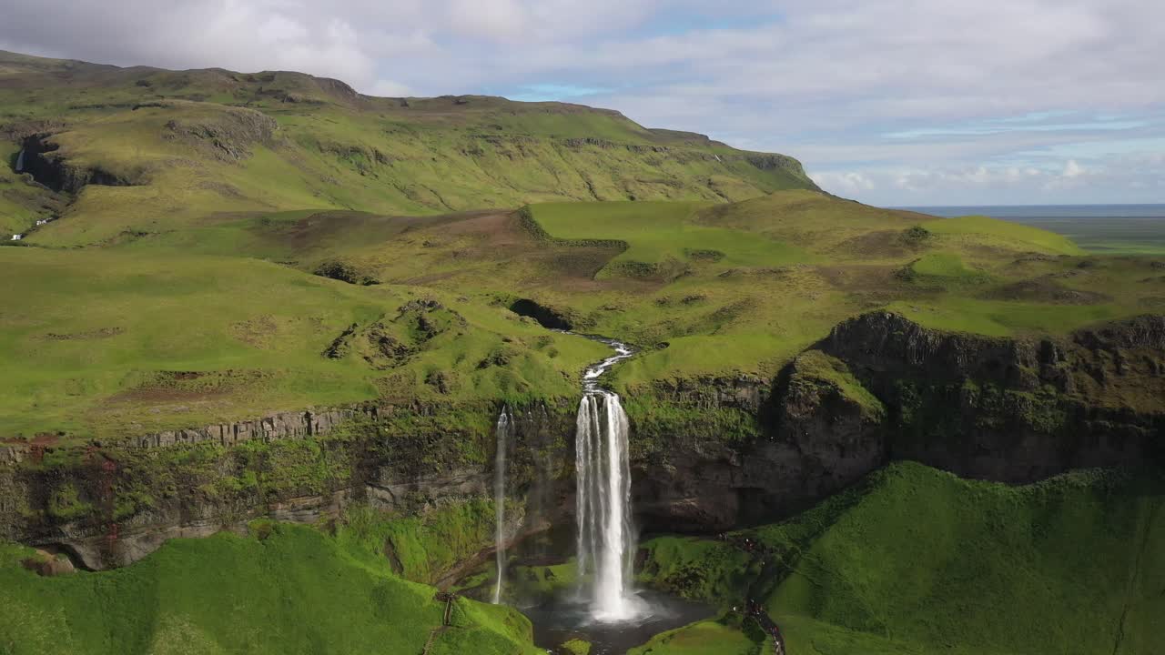 cascadas de seljalandsfoss en islandia con video de drone moviéndose
