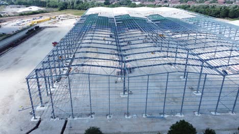 la industria de la construcción de vigas de hierro metálico marco de almacén sitio de construcción vista aérea subir inclinación seguir