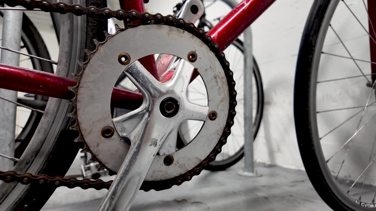 Catena, guarnitura e pignone di bicicletta con ruggine e usura parcheggiata al chiuso