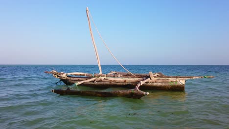 un barco tradicional en la playa de diani - playa de gulu - kenia, áfrica