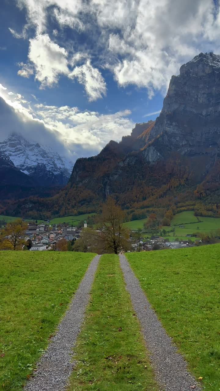 Vista del villaggio di Grindelwald nelle Alpi bernesi della Svizzera, video reel verticale