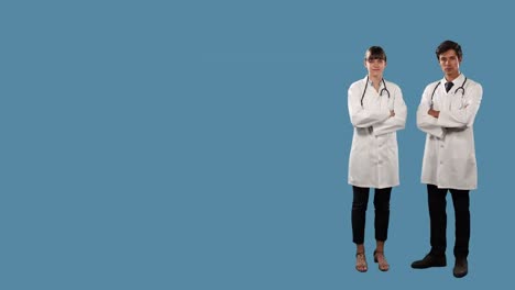 estructuras moleculares flotando sobre el retrato de hombres y mujeres caucásicos doctores sonriendo
