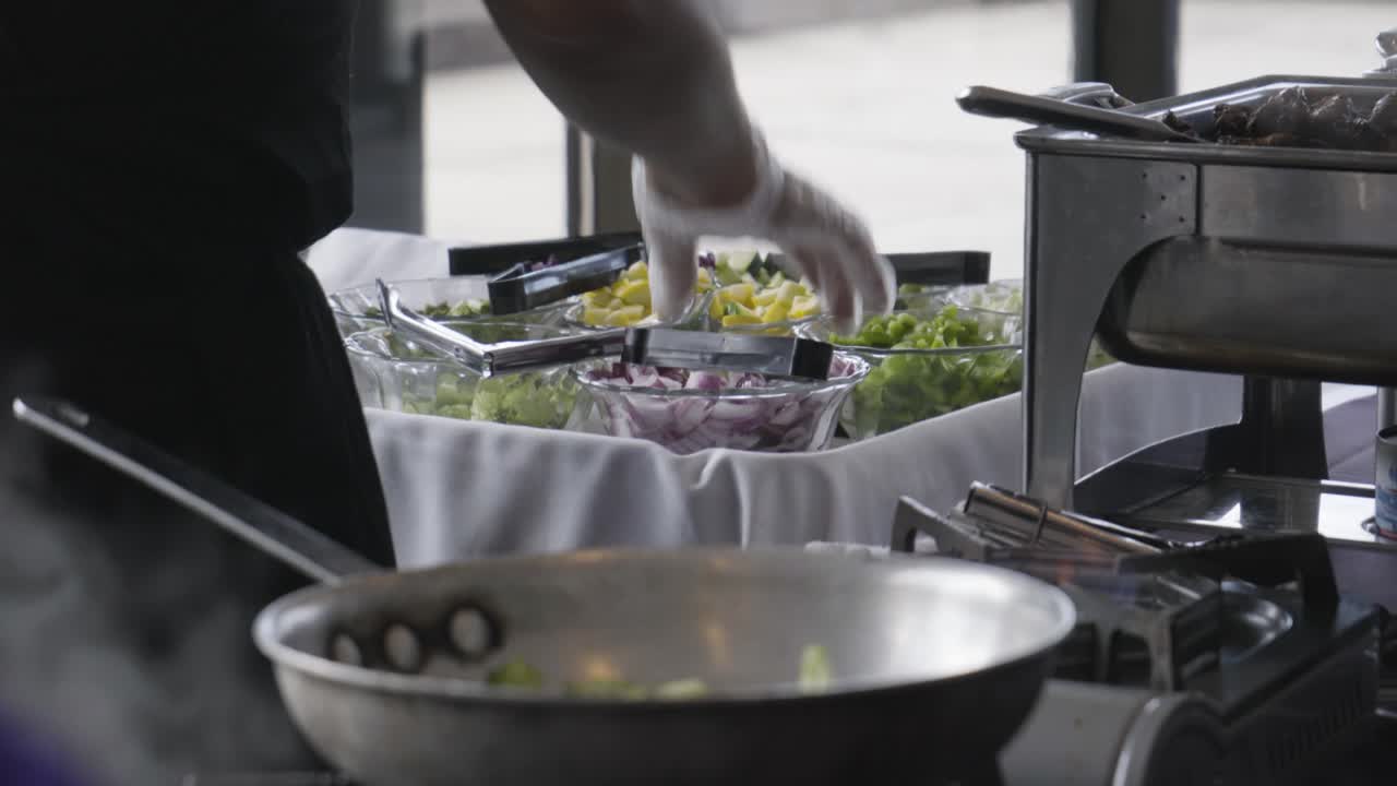 salteado, cocina, comida, cebollas, verduras, de mano, cocinero