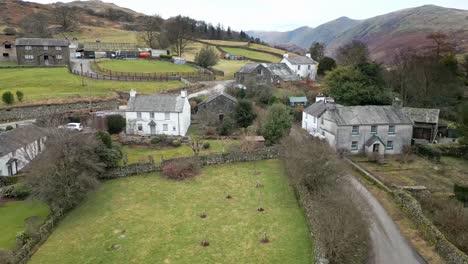 Imágenes-Cinematográficas-De-Drones-Aéreos-Del-Pequeño-Pueblo-De-Troutbeck