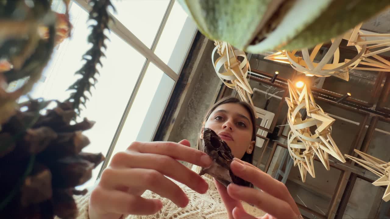 mujer mirando la decoración en un café o restaurante