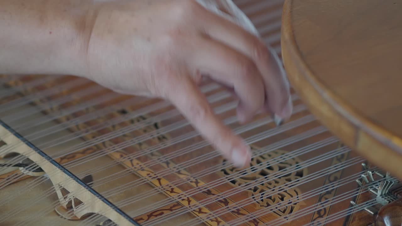 Santur spielen