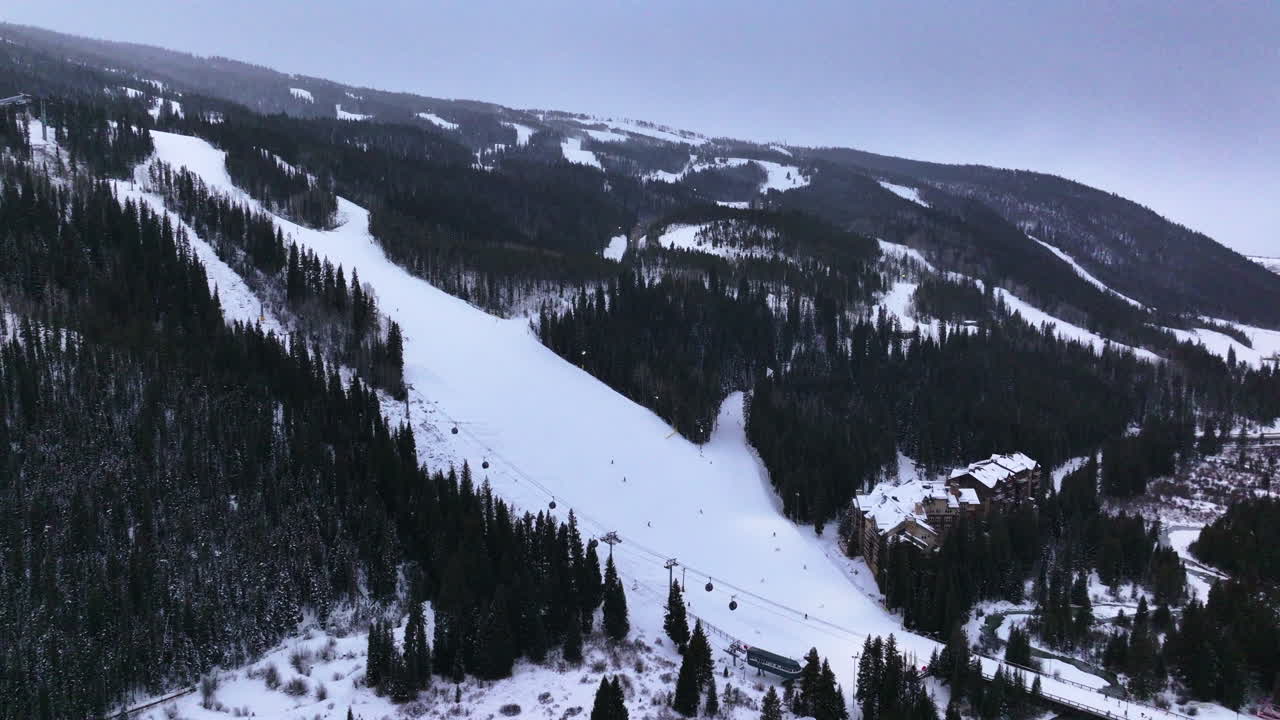 cinematográfico colorado pistas de esquí góndola ascensores de esquí drone aéreo nublado invierno nevado diciembre navidad keystone estación de esquí épica pase local entrada montaña rocosa breckenridge círculo de vail derecha