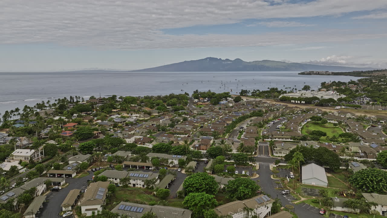lahaina maui hawaii aerial v2 cinematic drone flyover vecindario costero hacia el muelle histórico capturando casas y el arroyo kahoma con vistas a la isla molokaʻi - filmado con mavic 3 cine - diciembre 2022