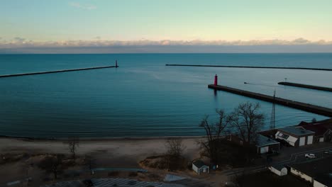 Ein-Kleines-Schiff,-Das-Den-Muskegon-Lake-Channel-In-Den-Lake-Michigan-Verlässt