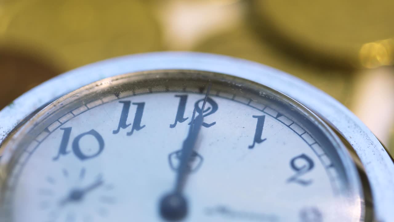abertura de un viejo reloj de bolsillo