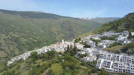 vista aérea del pueblo de capileira en el valle de poqueira, la alpujarra, granada, españa