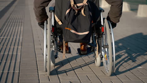persona en silla de ruedas al aire libre