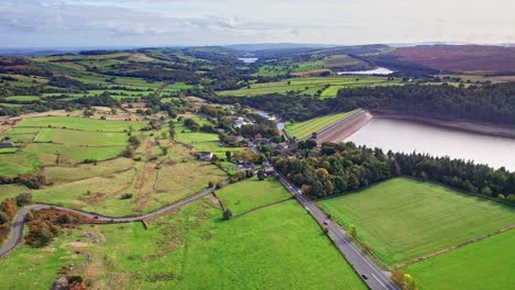 Imágenes-Aéreas-Que-Se-Mueven-A-Través-Del-Embalse-De-Langsett-Y-El-Campo-De-Yorkshire