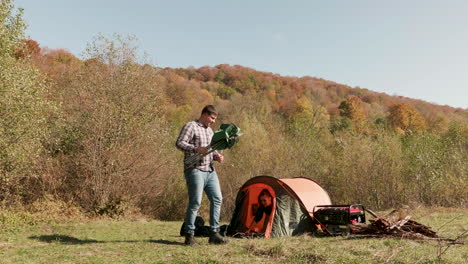 Una-Pareja-Disfruta-De-Su-Tiempo-Juntos-En-Un-Camping