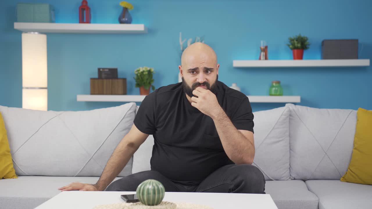 Uomo sospettoso che pensa