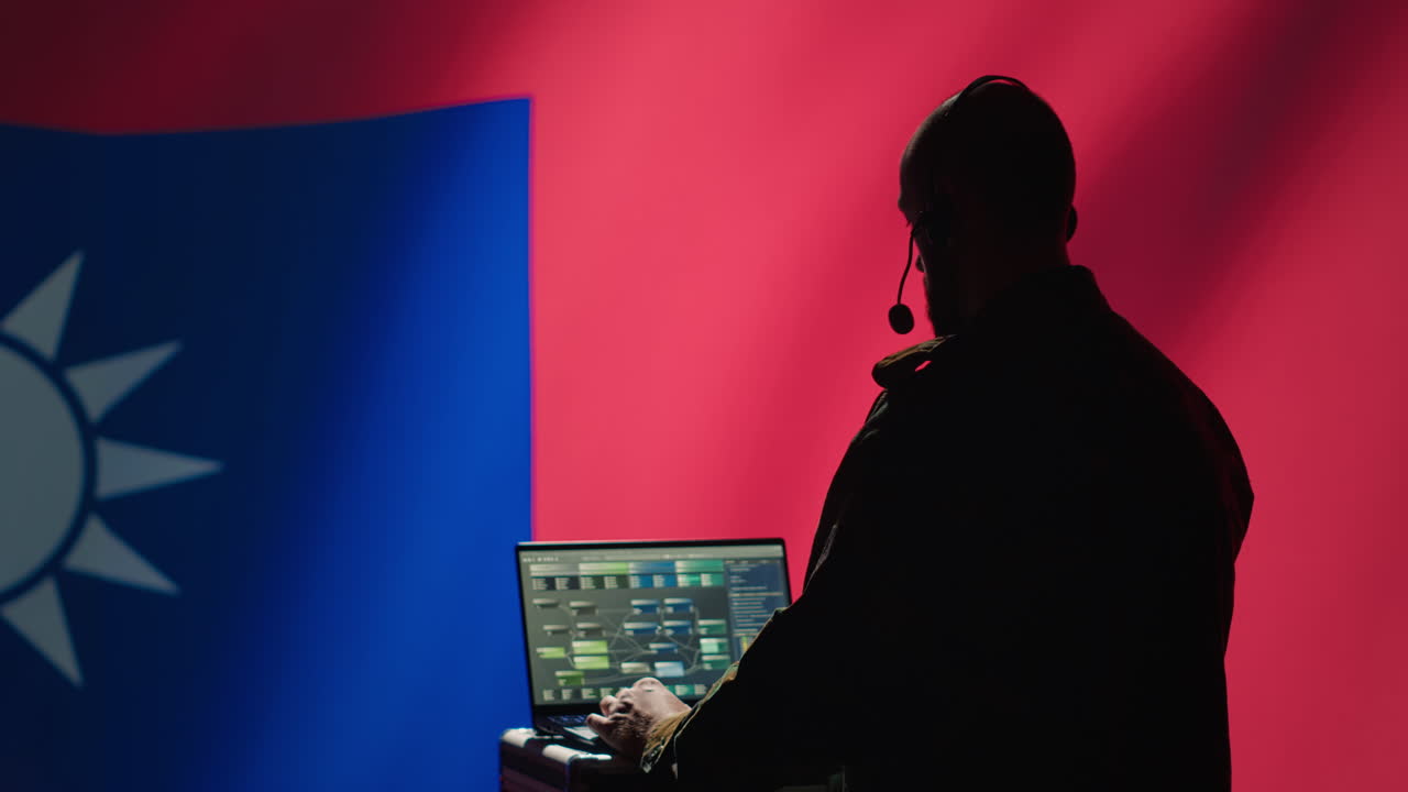 모사드 이스라엘 스파이가 노트북을 사용하여 psyop 파괴를 수행합니다.