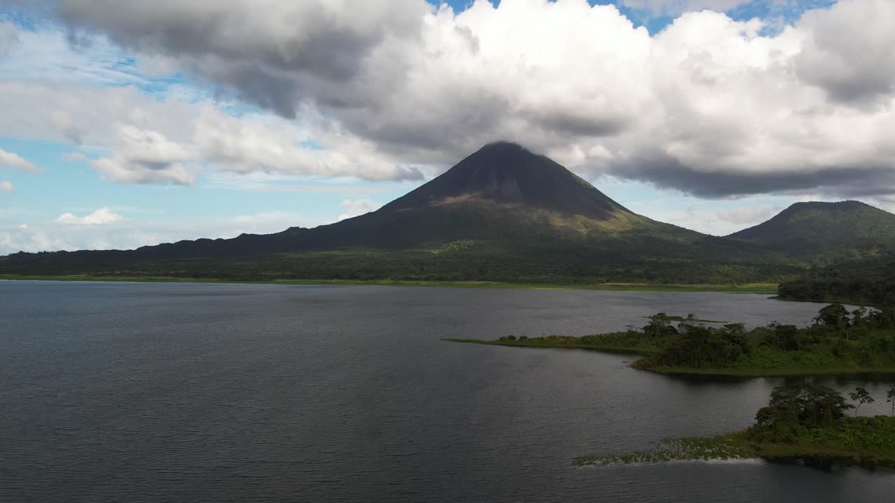 Drone voando em direção ao icônico Vulcão Arenal na Costa Rica