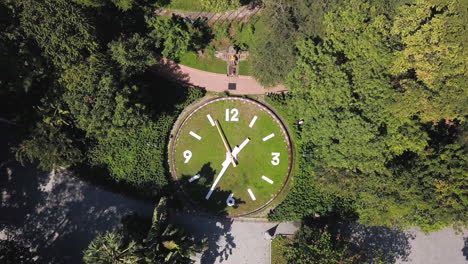 4K-Drohne-Die-Riesige-Uhr-Von-Phnom-Penh,-Kambodscha