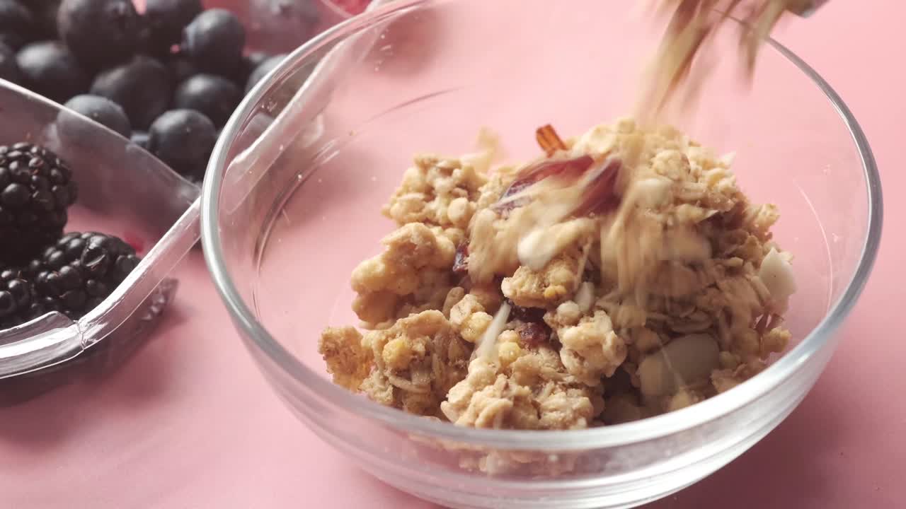 Colazione sana con granola e frutti di bosco