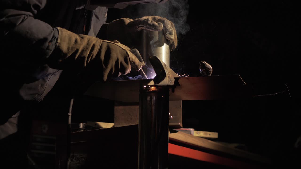 tubo de acero inoxidable de soldadura por arco de metal blindado en el taller