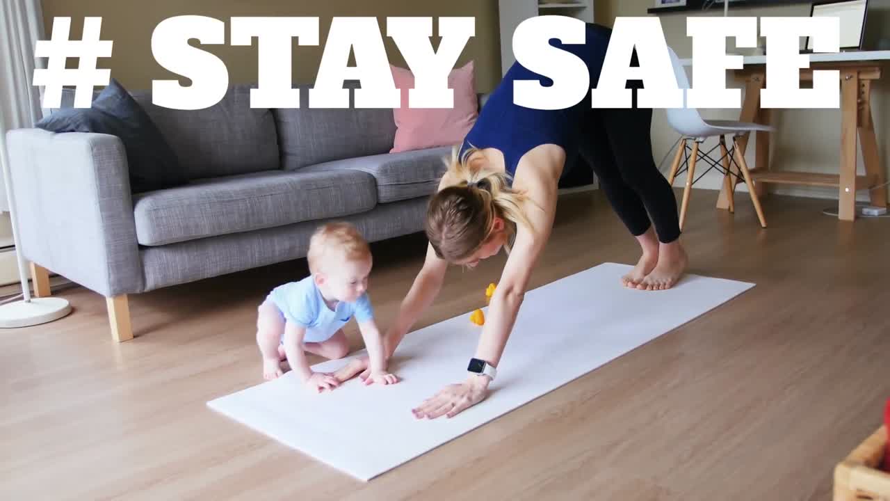 코로나바이러스 전염병 기간 동안 안전하게 지내는 단어와 함께 집에서 연습하는 백인 여성과 그의 아기