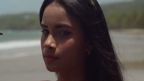 Erstaunliche-Gesichtsnahaufnahme-Eines-Hispanischen-Mädchens-Am-Strand,-Dessen-Haare-Im-Wind-Wehen
