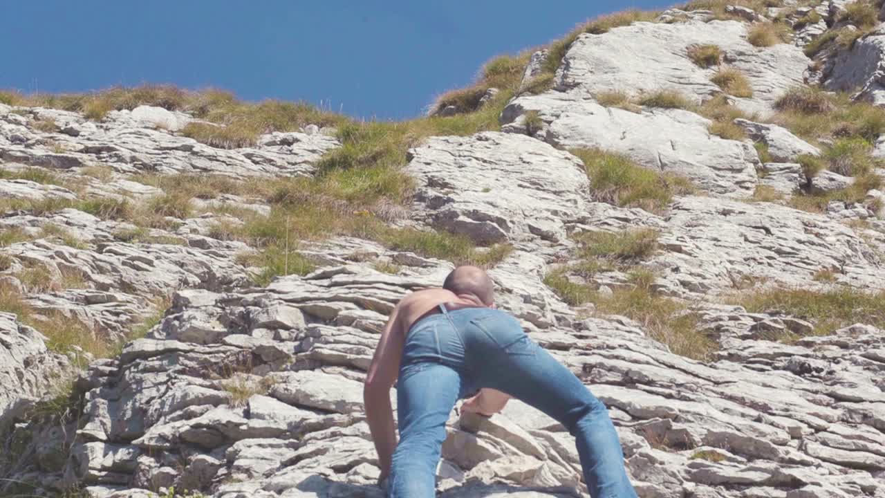 hombre escalando una montaña rocosa