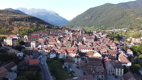 Echo-Village-En-El-Valle-De-Hecho,-Huesca,-Aragón,-Pirineos-Españoles,-España---Vista-Aérea-De-Drones