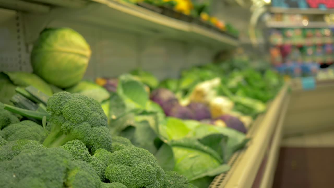 4K Broccoli freschi, ripresa in slider, supermercato, frutta e verdura
