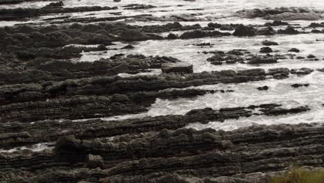 Mittlere-Aufnahme-Von-Wellen,-Die-Auf-Sedimentgestein-Am-Hartland-Quay,-Stoke,-Hartland,-Bideford-Rollen