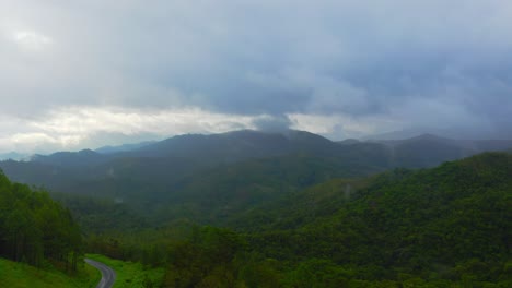 La-Toma-Del-Dron-Captura-La-Belleza-De-Las-Montañas-Tropicales,-Revelando-Una-Vista-Impresionante-De-Los-Exuberantes-Picos-Y-Valles-Verdes