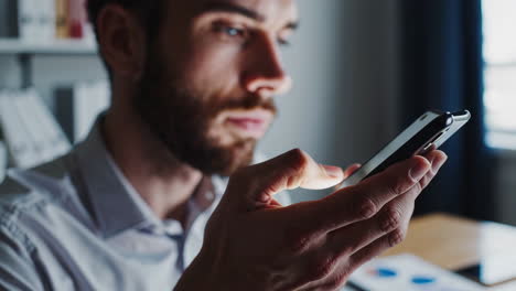 hombre usando un teléfono inteligente