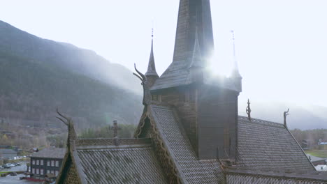 Abenteuerlicher-Blick-Auf-Die-Stabkirche-Von-Lom-Bei-Regen-Mit-Nebligem-Hintergrund-In-Norwegen