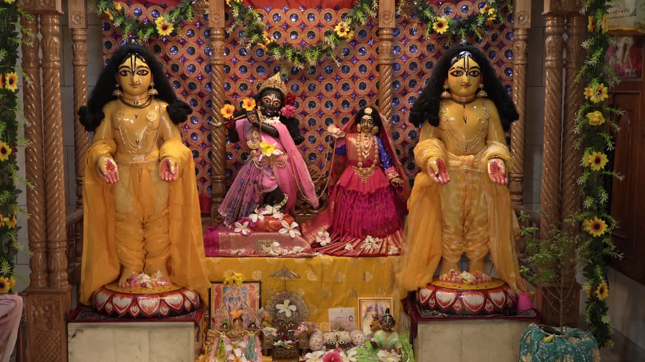 el ídolo de la deidad hindú señor krishna ha sido reemplazado dentro del templo