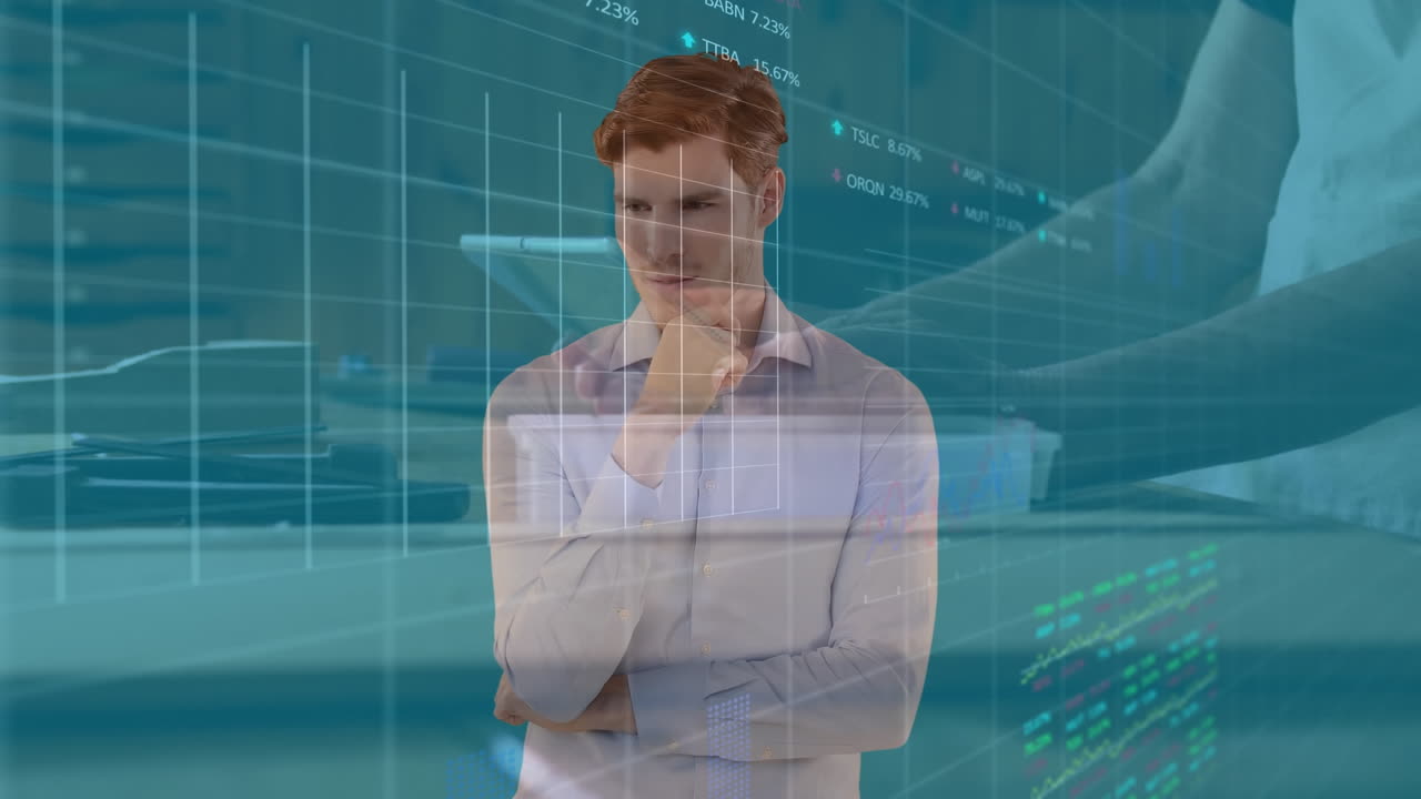 Animasjon av finansiell databehandling over kaukasisk forretningsmann som bruker nettbrett.